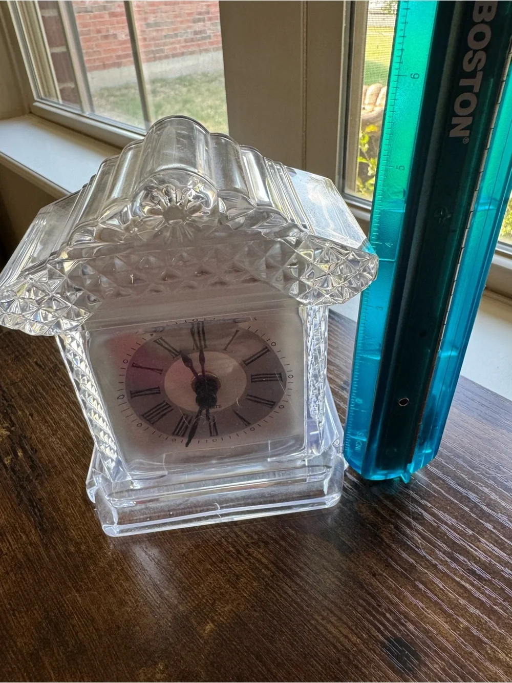 Vintage Clear Cut Acrylic Mantel Table Clock Quartz Roman Numerals